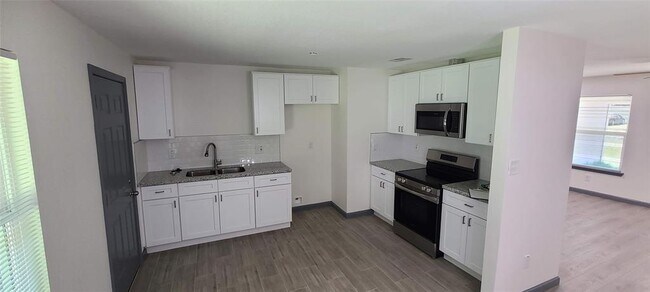 Building Photo - 5831 Pershing St
