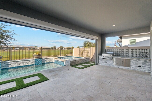 Building Photo - 11138 N San Clemente St