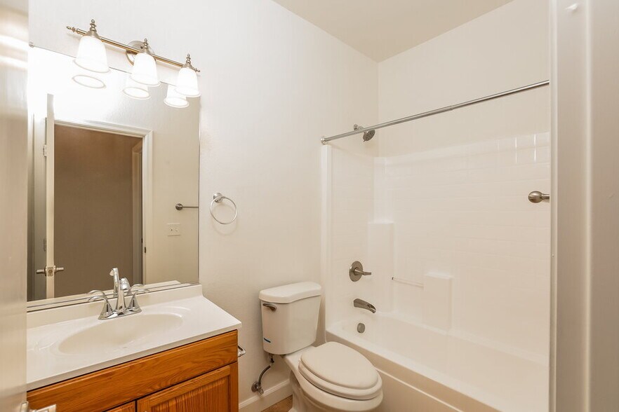 Building Photo - 2611 W Bloch Rd