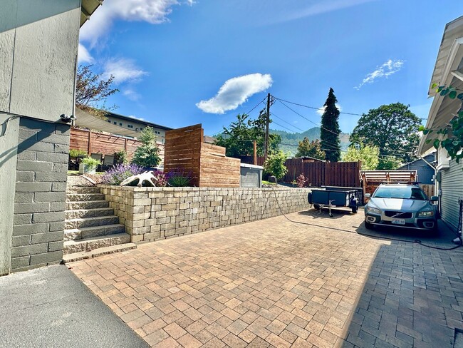 Building Photo - 3 Bedroom House For Rent In White Salmon