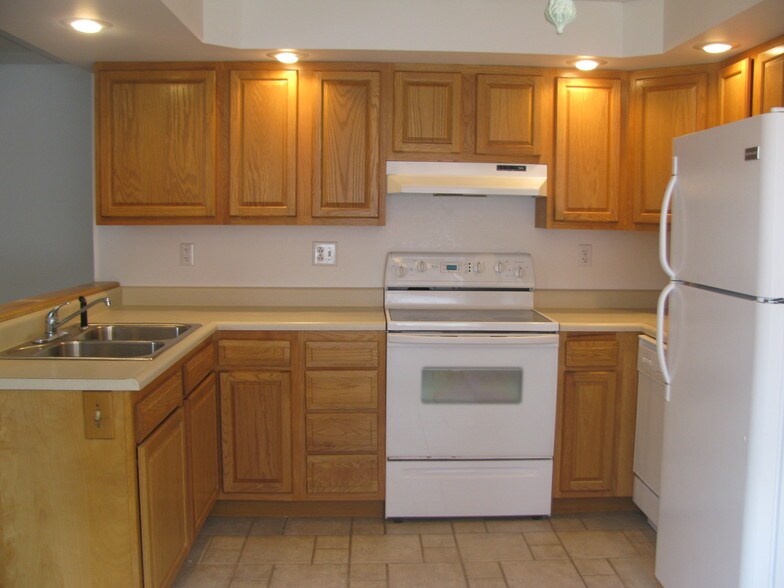 Kitchen - 18 Montour St N