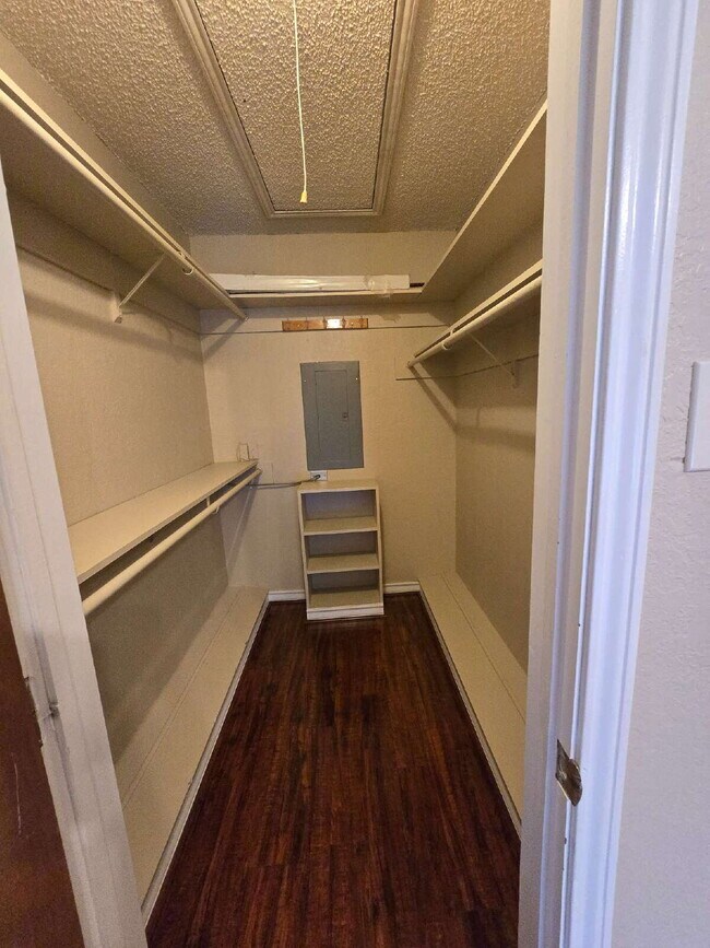 Building Photo - Stunning 1 Bedroom Condo with Gorgeous Views of Granbury Lake
