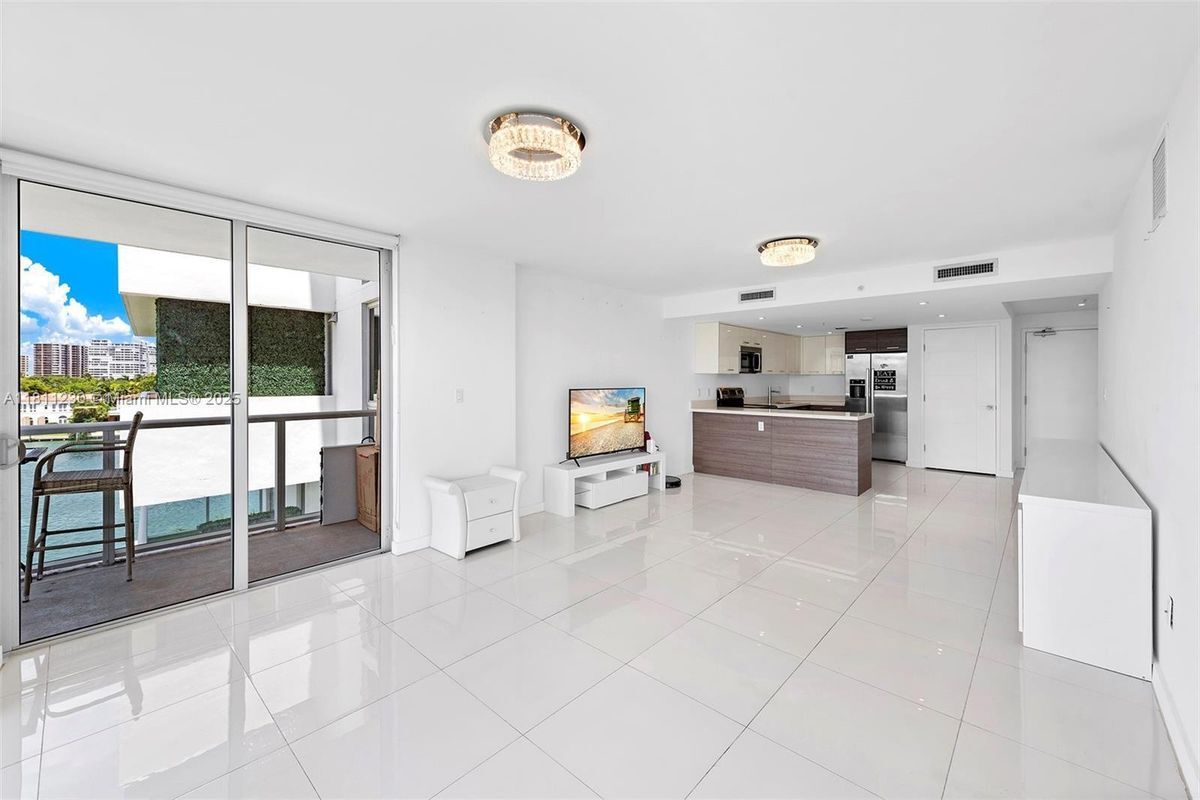 Building Photo - 9901 E Bay Harbor Dr