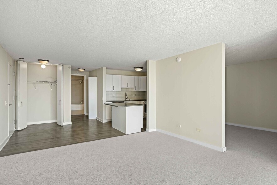 Building Photo - 598 N State St