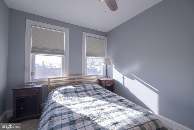 Building Photo - 835 Wellington St