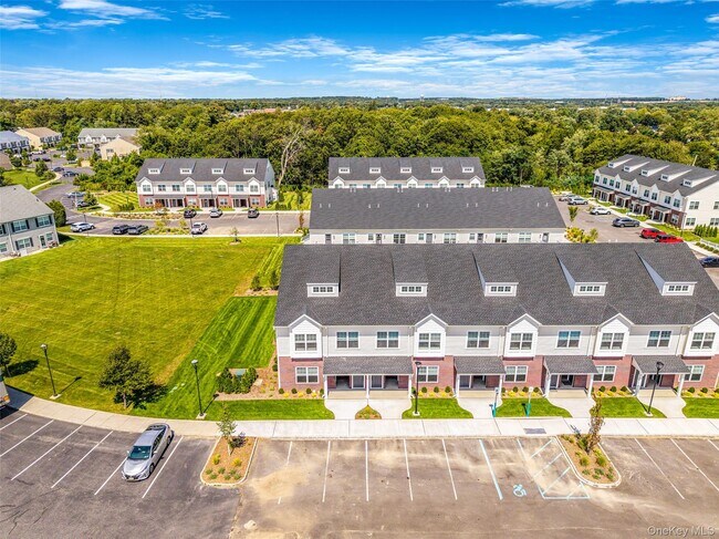 Building Photo - 725 Eastview Dr