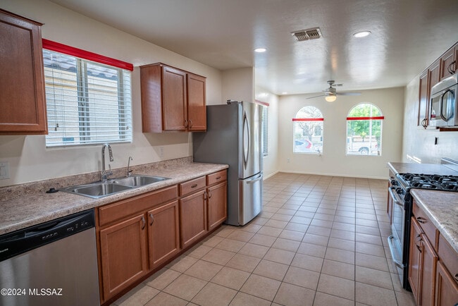 Building Photo - 2011 W Mountain Pointe Dr