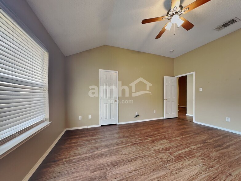 Building Photo - 7716 Parkwood Plaza Dr