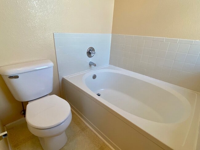 Building Photo - 2 Bedroom 2 1/2 Bath with Gorgeous Views