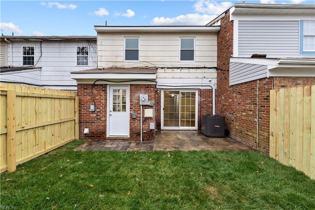 Building Photo - Updated Townhome in Virginia Beach