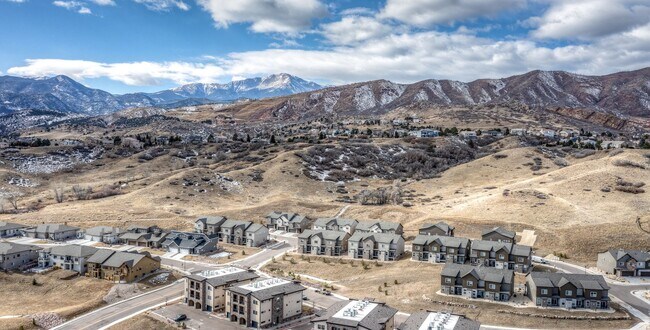 Building Photo - FULLY FURNISHED 3 Bed Luxury End Unit Townhome backs to Nature