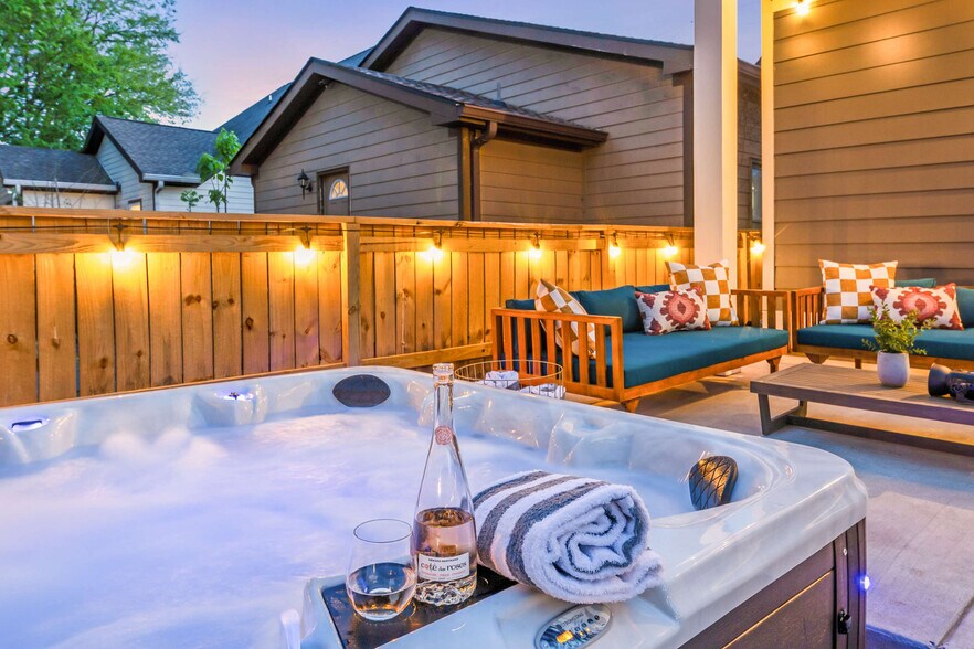 Building Photo - 930 Morrison St