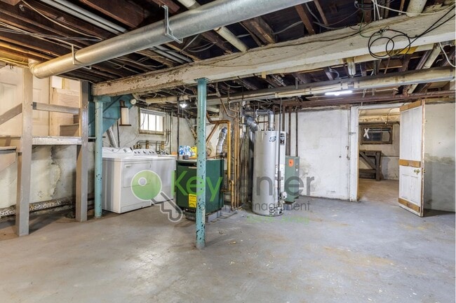 Building Photo - Spacious 3-Bed, 2-Bath First-Floor Unit wi...