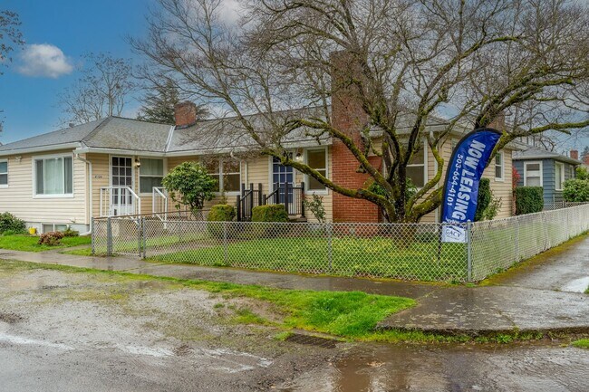 Building Photo - Multnomah Tri Plex