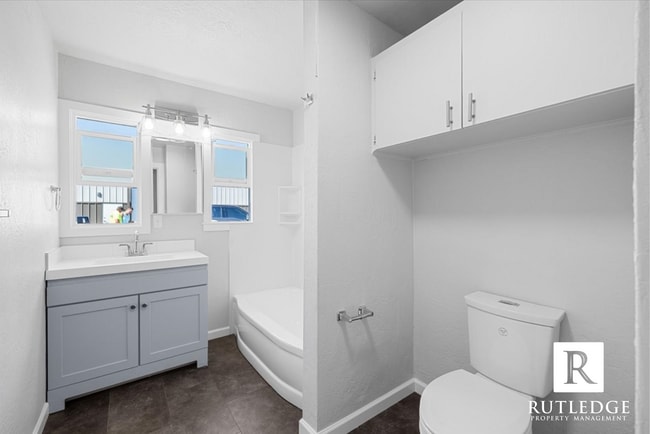 Building Photo - NEWLY REMODELED 3 bedroom home in Medford!