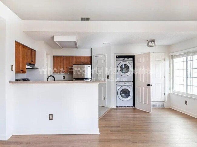 Building Photo - 886 S Reed Ct