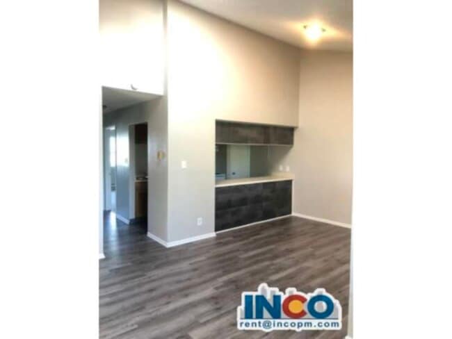 Primary Photo - Fantastic Location! 2 bedroom 1 bath condo...