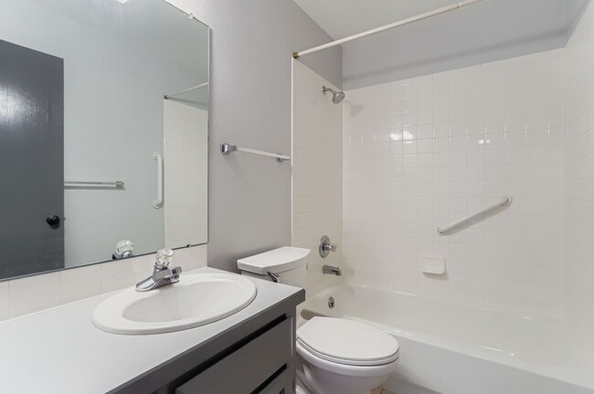 Building Photo - 550 Dana Ct