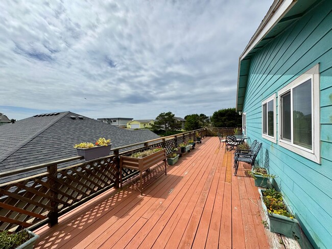Building Photo - Ocean Park 2-Story Home, Deck with Views, Separate Living Spaces