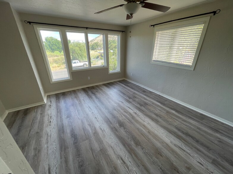 Building Photo - 951 S Rimrock Rd