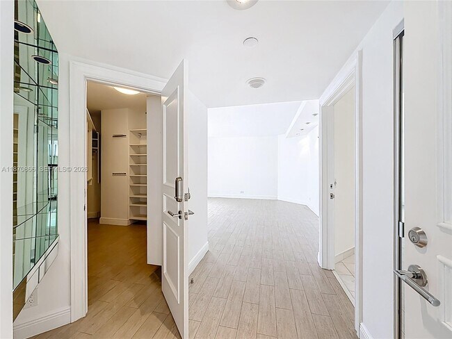 Building Photo - 2800 Island Blvd