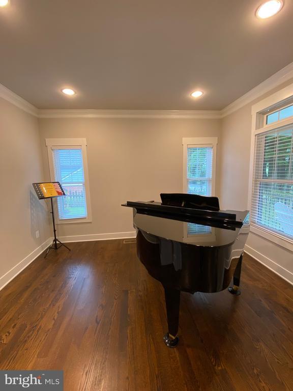 Building Photo - 2233 N Underwood St