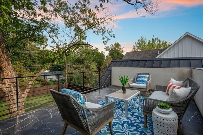 Building Photo - Stunning South Austin Oasis