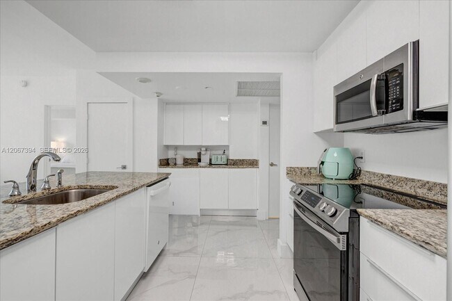 Building Photo - 10275 Collins Ave