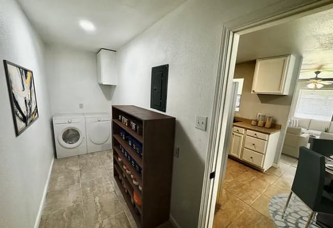 Building Photo - Beautifully remodeled 3 bed 1.5 bath in th...