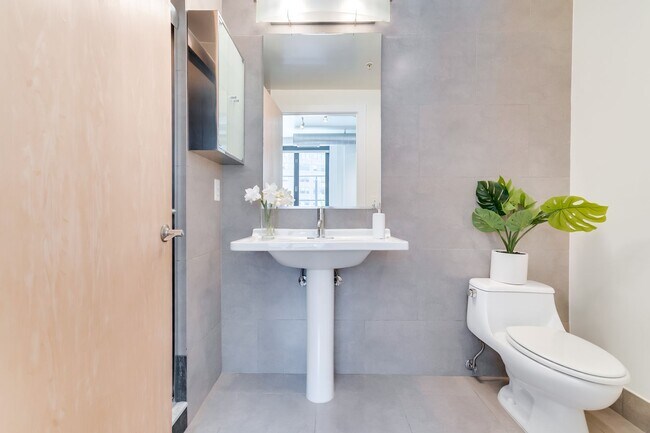 Building Photo - Logan Circle Condo | 2 Bed | 2 Bath | 1,000 Sf | 1 Garage Parking Space