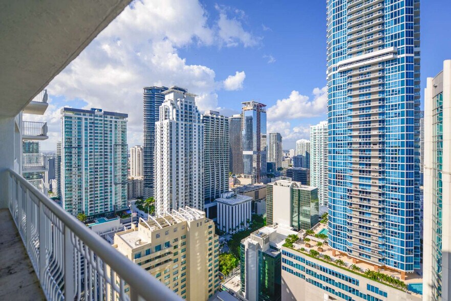 Building Photo - 1200 Brickell Bay Dr