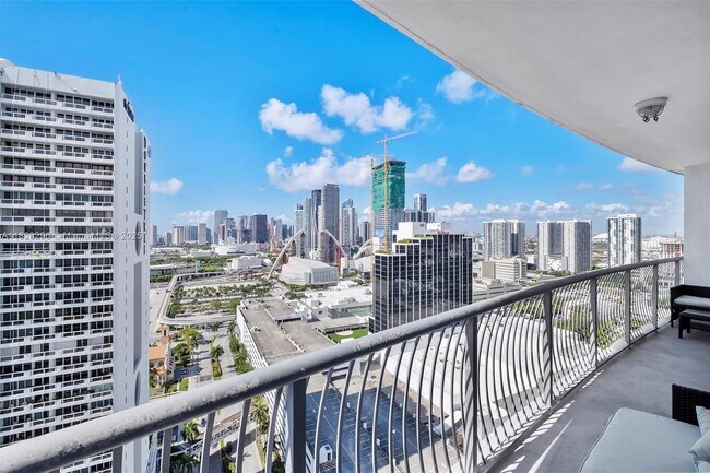 Building Photo - 1750 N Bayshore Dr