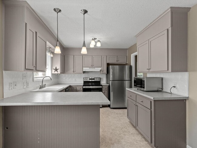 Building Photo - Large lot and close to town.