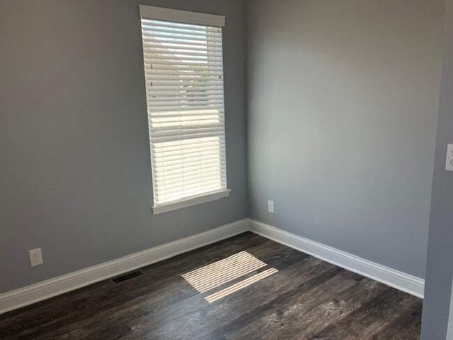 Building Photo - Beautifully Renovated House
