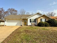 Building Photo - Spacious 3 Bedroom/2 Bathroom Home with 2-...