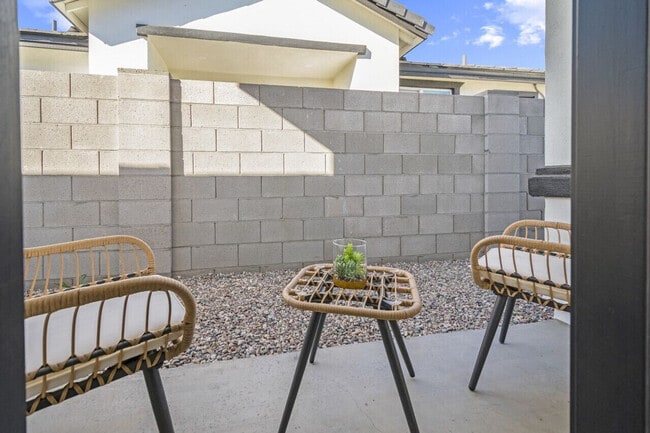 Building Photo - 6606 W Paradise Ln