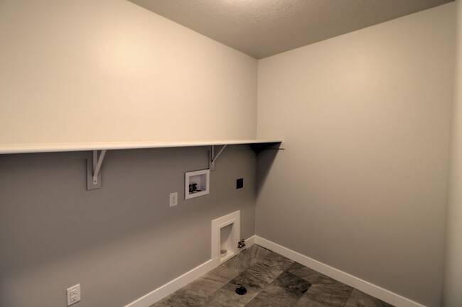 Building Photo - $200 Off First Month Rent! Stunning Lehi Home