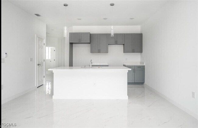 Building Photo - 2427 Mansfield Ave S