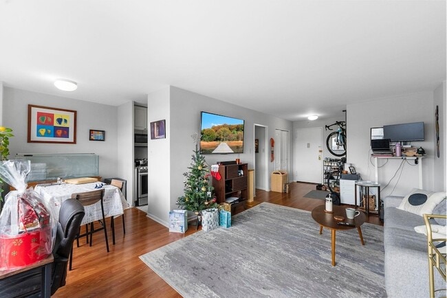 Building Photo - 225 St Pauls Ave