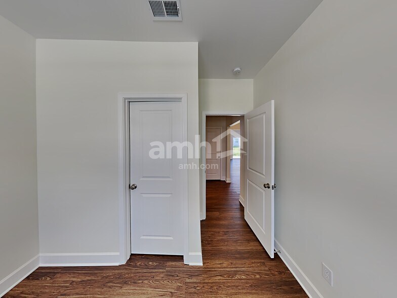 Building Photo - 4521 Tarpon Dr