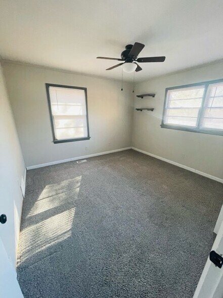 Building Photo - 840 N El Paso Dr