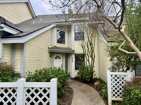 Building Photo - 983 E Foxhill Dr