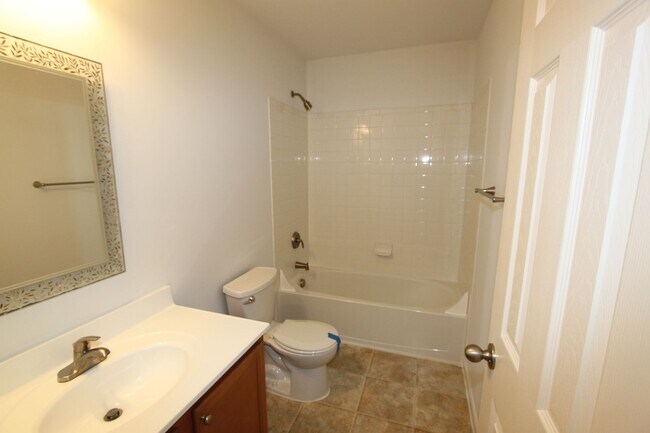 Building Photo - 4 bed, 3.5 bath, Townhome in Bunker Hill, WV