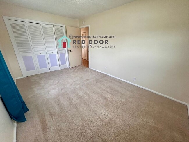 Building Photo - Spacious 5-Bedroom Home with Central Air, Fireplace & Huge Fenced Yard