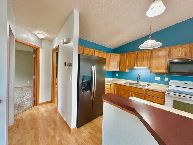 Building Photo - 3 Bed, 2 Bath Twinhome!