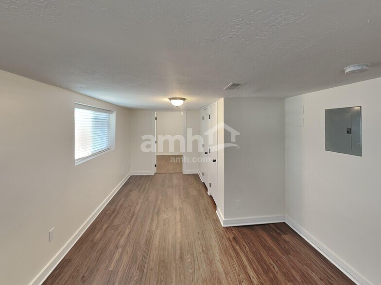 Building Photo - 5806 S Stone Flower Way