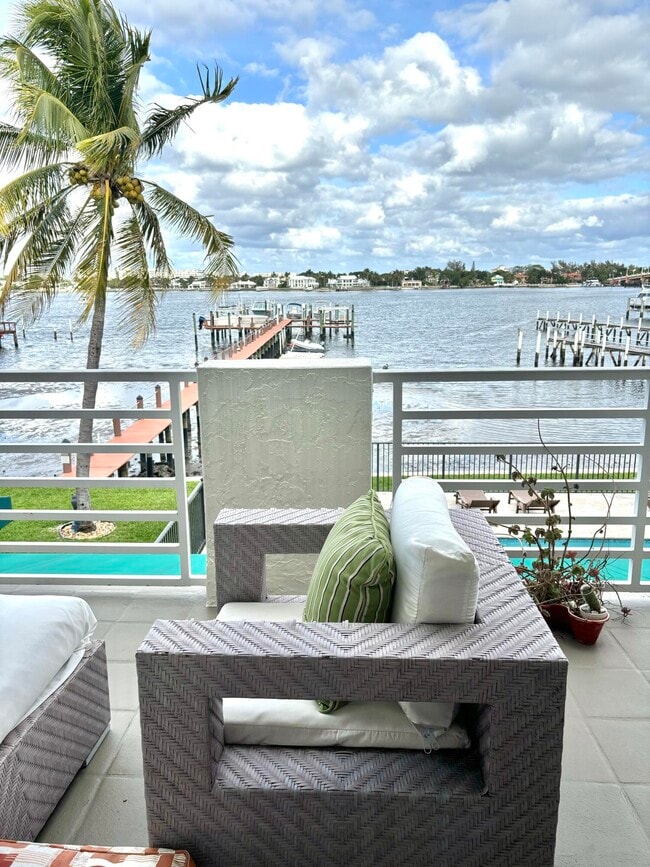 Building Photo - 328 N Lake Dr