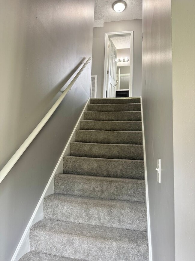 Building Photo - Three Bedroom Close to Ft. Campbell