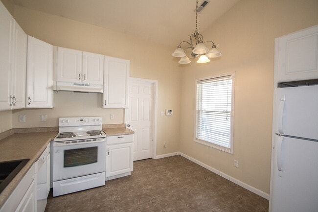 Building Photo - "Charming 3-Bedroom Retreat with 2 Full Ba...