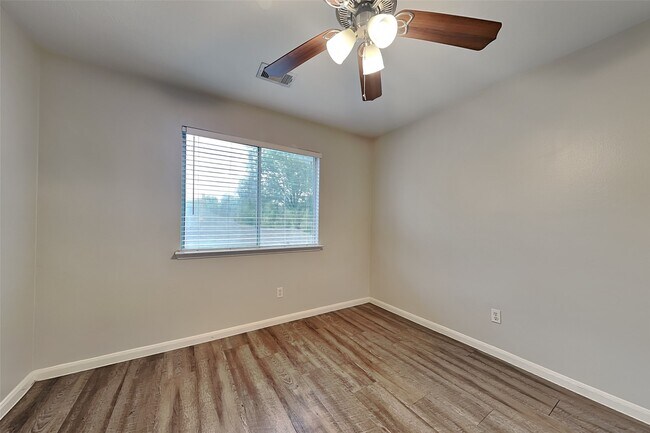 Building Photo - 10931 S Falls Terrace